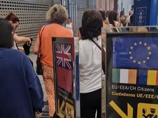 Britskí turisti na letisku