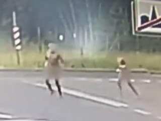 Po uliciach pobehovali nahí