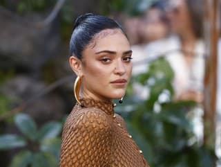 Mladá herečka na premiére