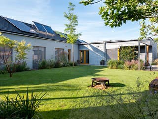 Trávnik a terasa záhrade