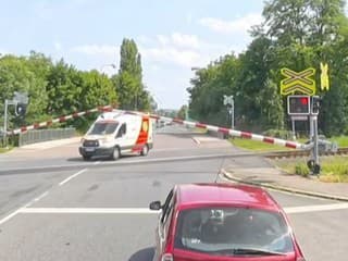 Sanitka prešla pomedzi závory.