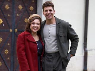 Pred kamerami miluje Alenku,