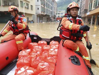 Na snímke záchranári rozvážajú
