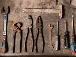 Hrdzavé náradie ponoríte do