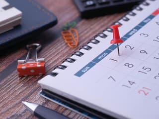 Zrušiť štyri sviatky a