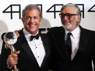 Mel Gibson, Jiří Bartoška