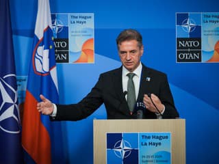 Dr. Robert Golob, premiér