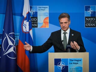Dr. Robert Golob, premiér