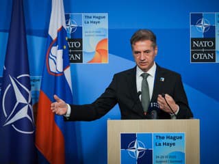 Dr. Robert Golob, premiér