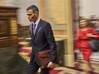Premiér Sánchez napriek škandálom