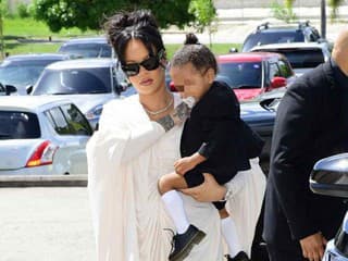 Tehotná Rihanna POCHOVALA otca: