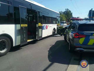Nehoda auta a autobusu