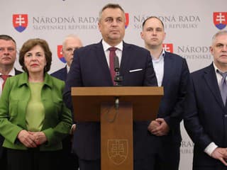 SNS podporuje premiéra v