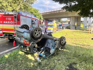 Auto letelo mimo cesty