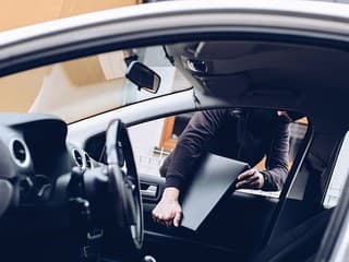 Muž okradol seniorky v