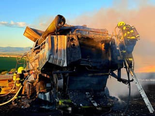 Požiar kombajnu na poli