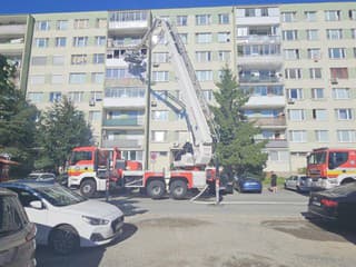 Hasiči zasahujú pri požiari