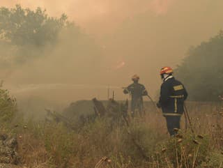 Veľký lesný požiar horí