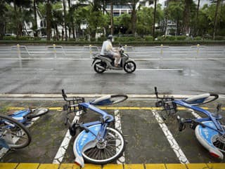 Motocyklista jazdí v daždi