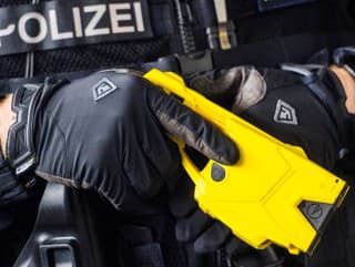 Policajt vybavený taserom v