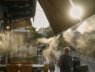 Ľudia kráčajú vedľa vodnej