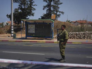 Auto narazilo do autobusovej