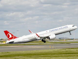 Lietadlo pri pristáti narazilo