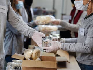 Izrael povolí zhadzovanie humanitárnej