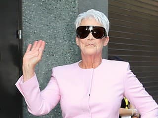 Slávna herečka (66) POPIERA