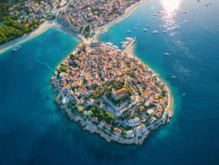 Od opevneného ostrova k