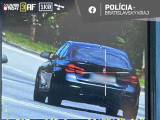 Mladý vodič jazdil po