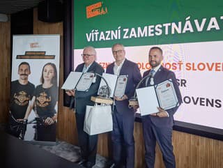 Ocenenie si prevzali (zľava)