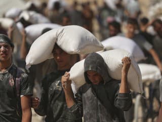 Palestínčania nesú vrecia s