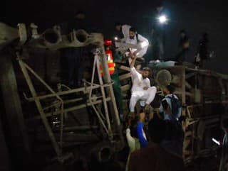 V Pakistane sa vykoľajil