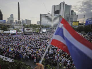 Bangkok zaplavili demonštranti! Požadujú