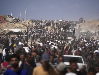 Palestínčania nesú vrecia s
