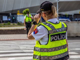 Blikáte vodičom, aby spomalili?