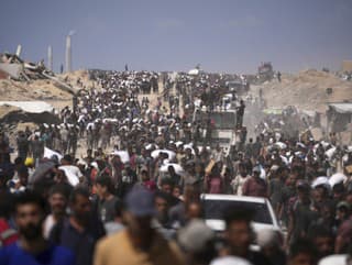 Palestínčania nesú vrecia s