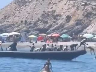 Migranti priplávali k pláži