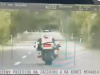 Motocyklista trielil medzi Dolným