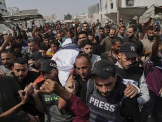 Palestínčania nesú telo novinára,