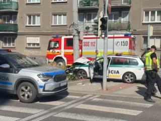 Pri nehode policajného auta