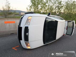 Opitá vodička prevrátila auto