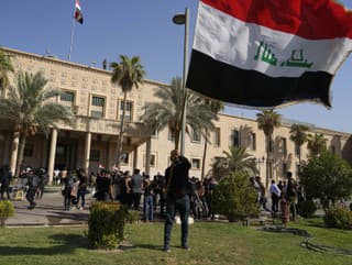 Protesty pred vládnou budovou