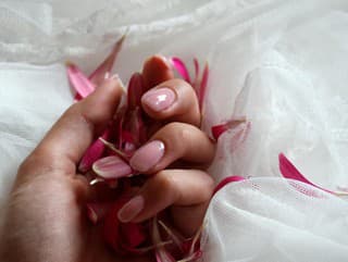 Jemná manikúra je cool: