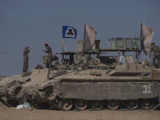 Izraelskí vojaci stoja na