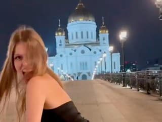 Študentky twerkovali pred chrámom.