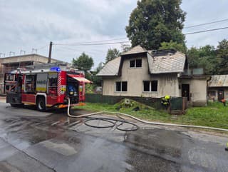Horí rodinný dom! Hasiči