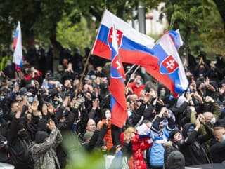 Protestujúci pred Úradom vlády