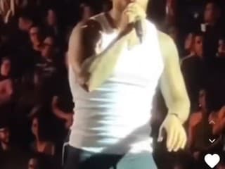 Spevák ZASTAVIL KONCERT a